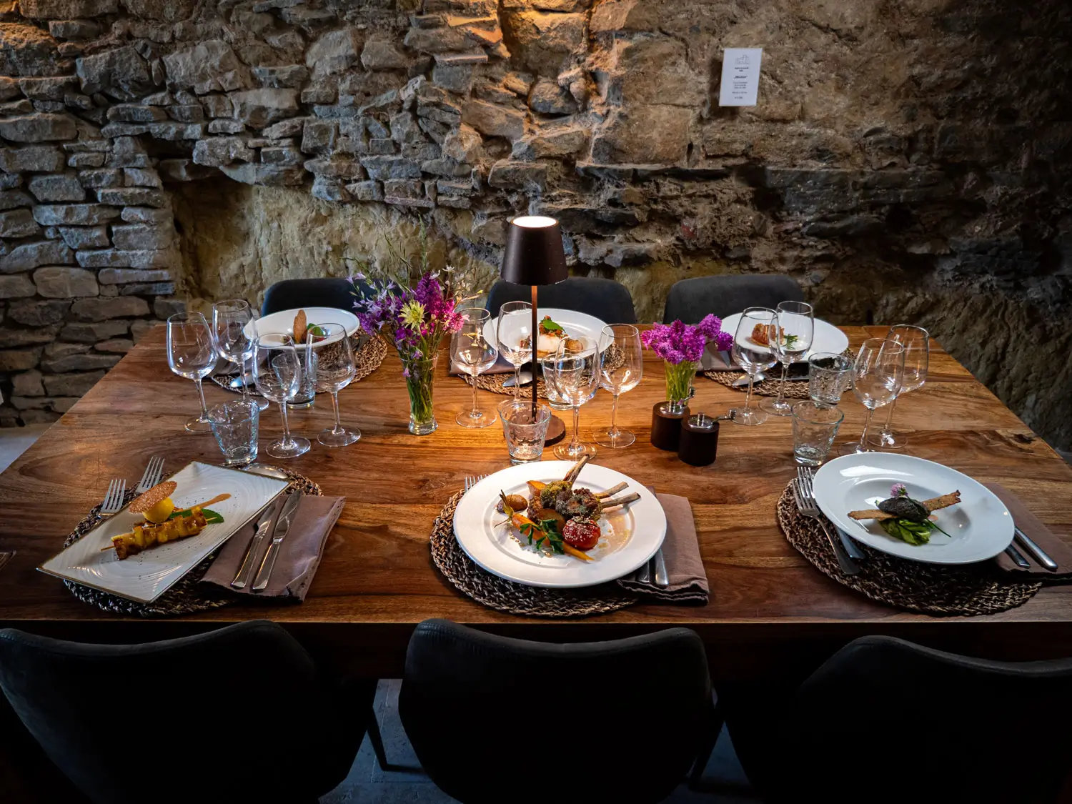 Table dressée du restaurant Le Castel, assiettes du chef