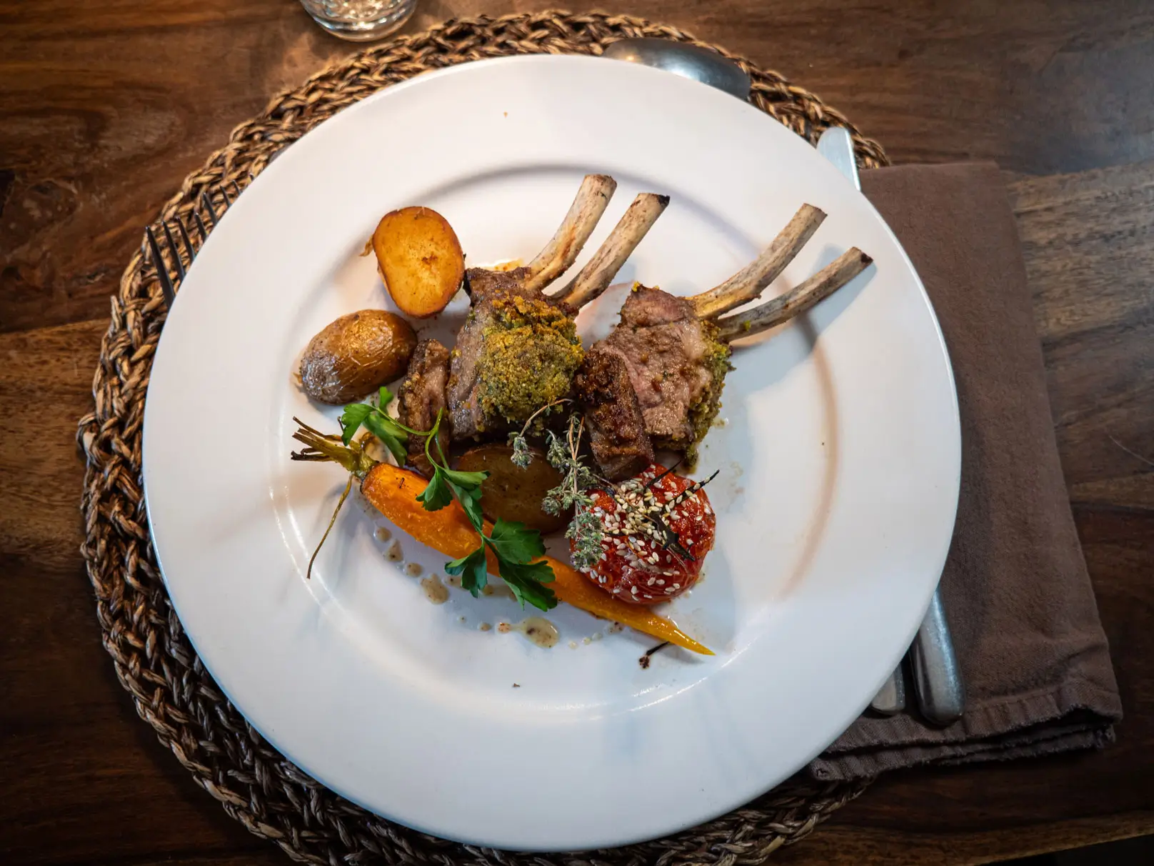 Assiette du chef du restaurant Le Castel, carré d'agneau